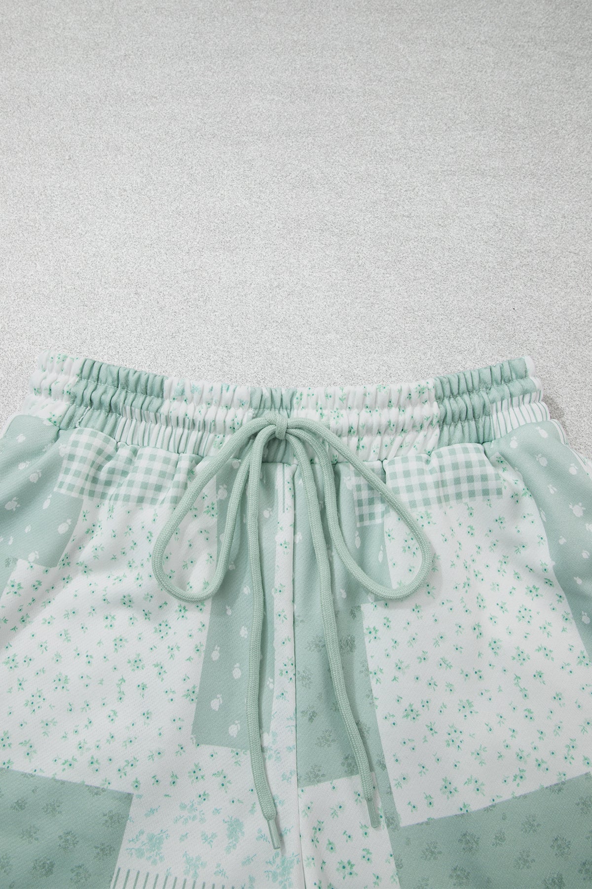 Light Pink Patchwork Floral Print Drop Shoulder Baggy Pullover Drawstring Shorts Set